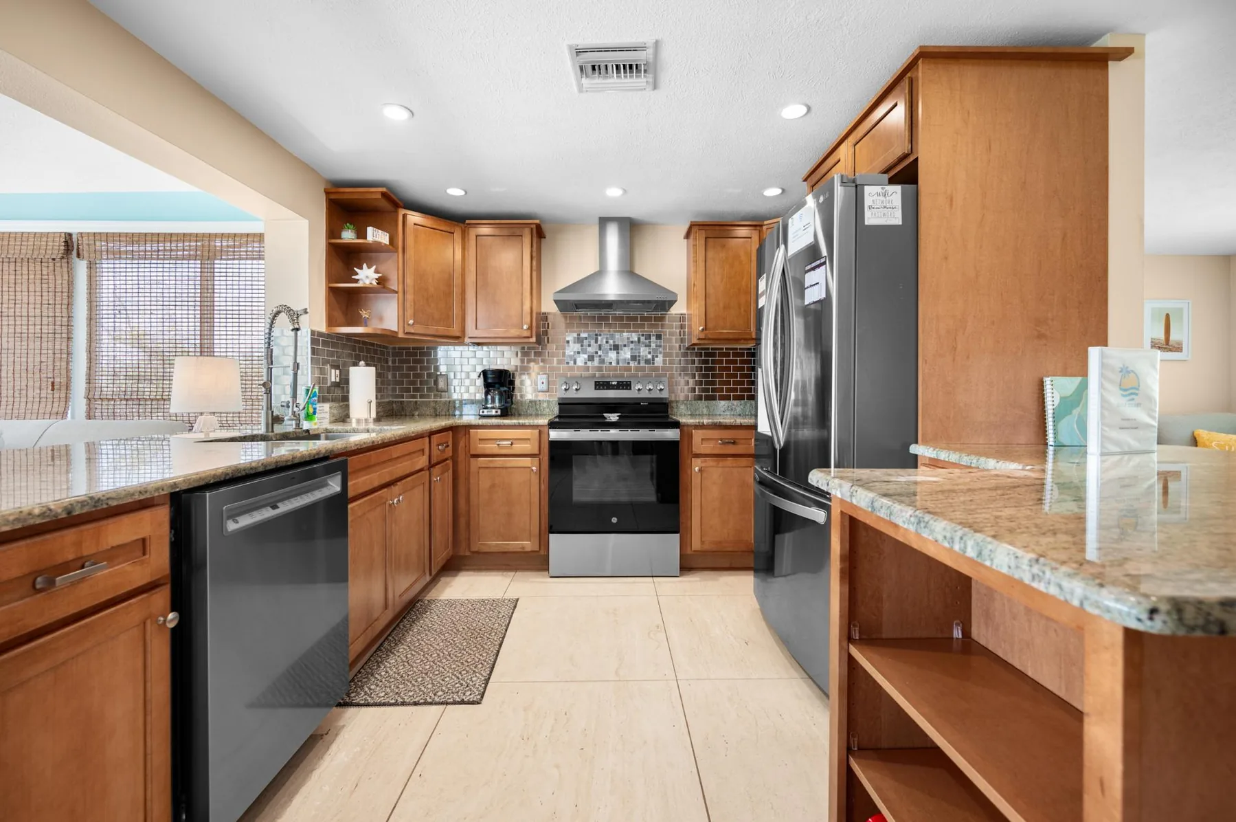Waterfront 3BR – Pool, Dock, Kayaks & Beach
