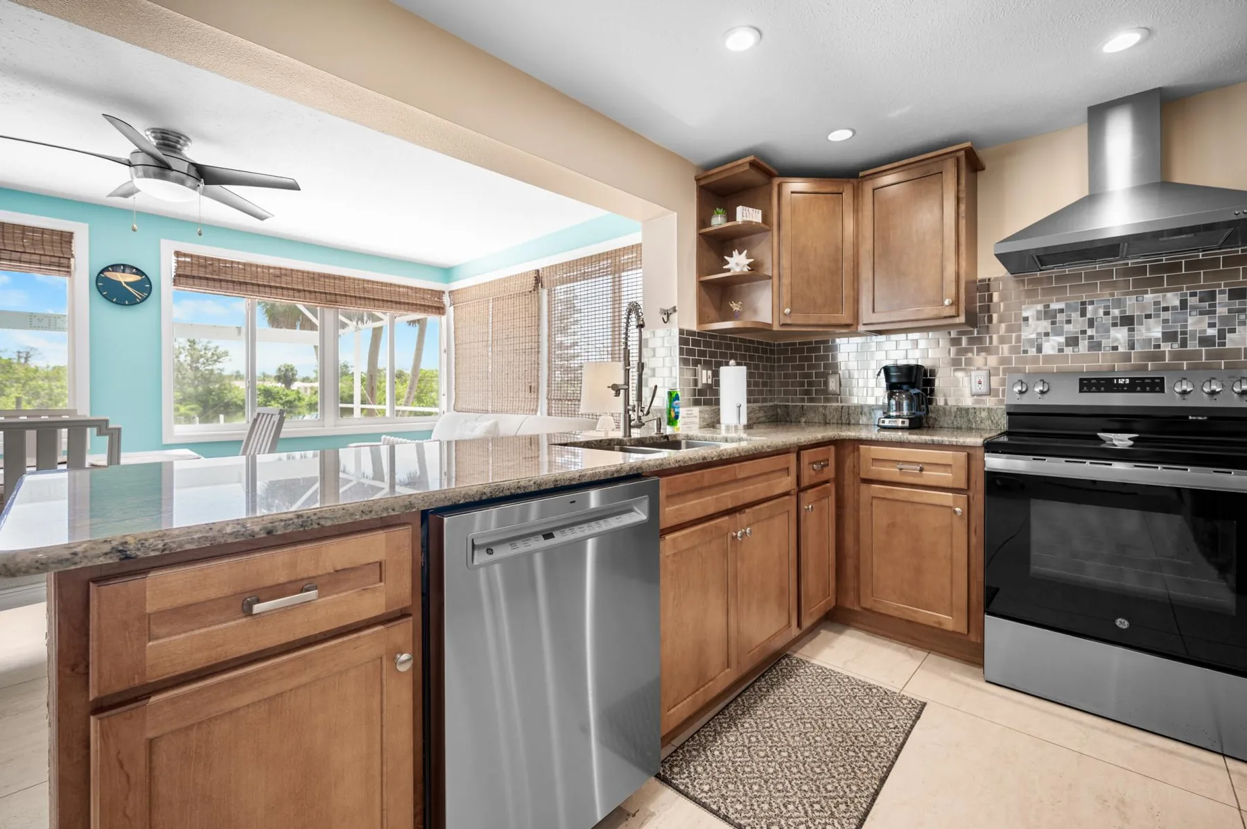 Waterfront 3BR – Pool, Dock, Kayaks & Beach