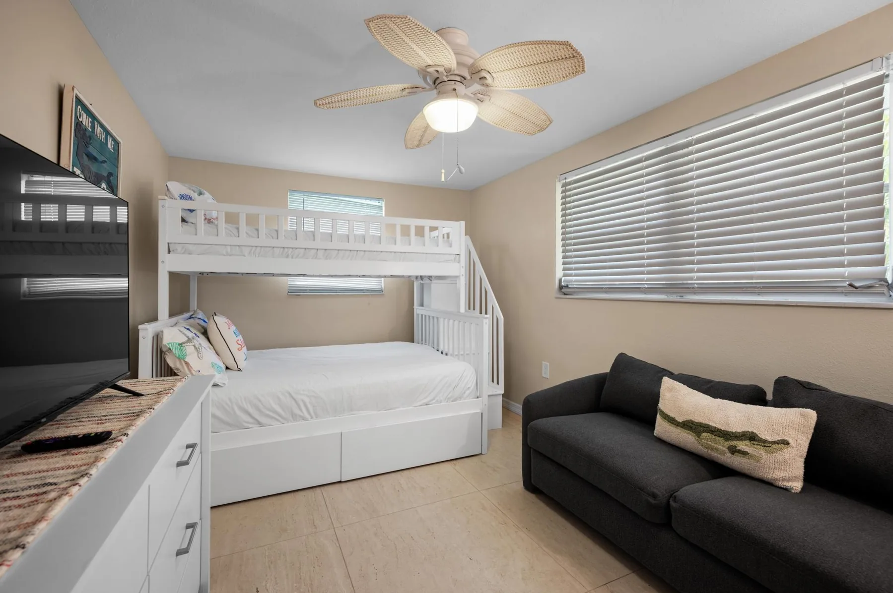 Waterfront 3BR – Pool, Dock, Kayaks & Beach