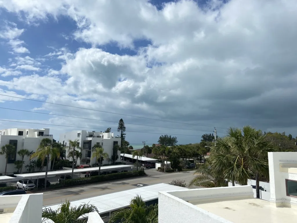 Tamarind Loft – Rooftop Deck & Bay Views