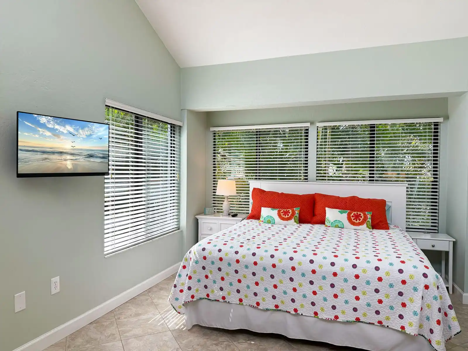 Peaceful Escape – Tamarind with Pool & Bay Views