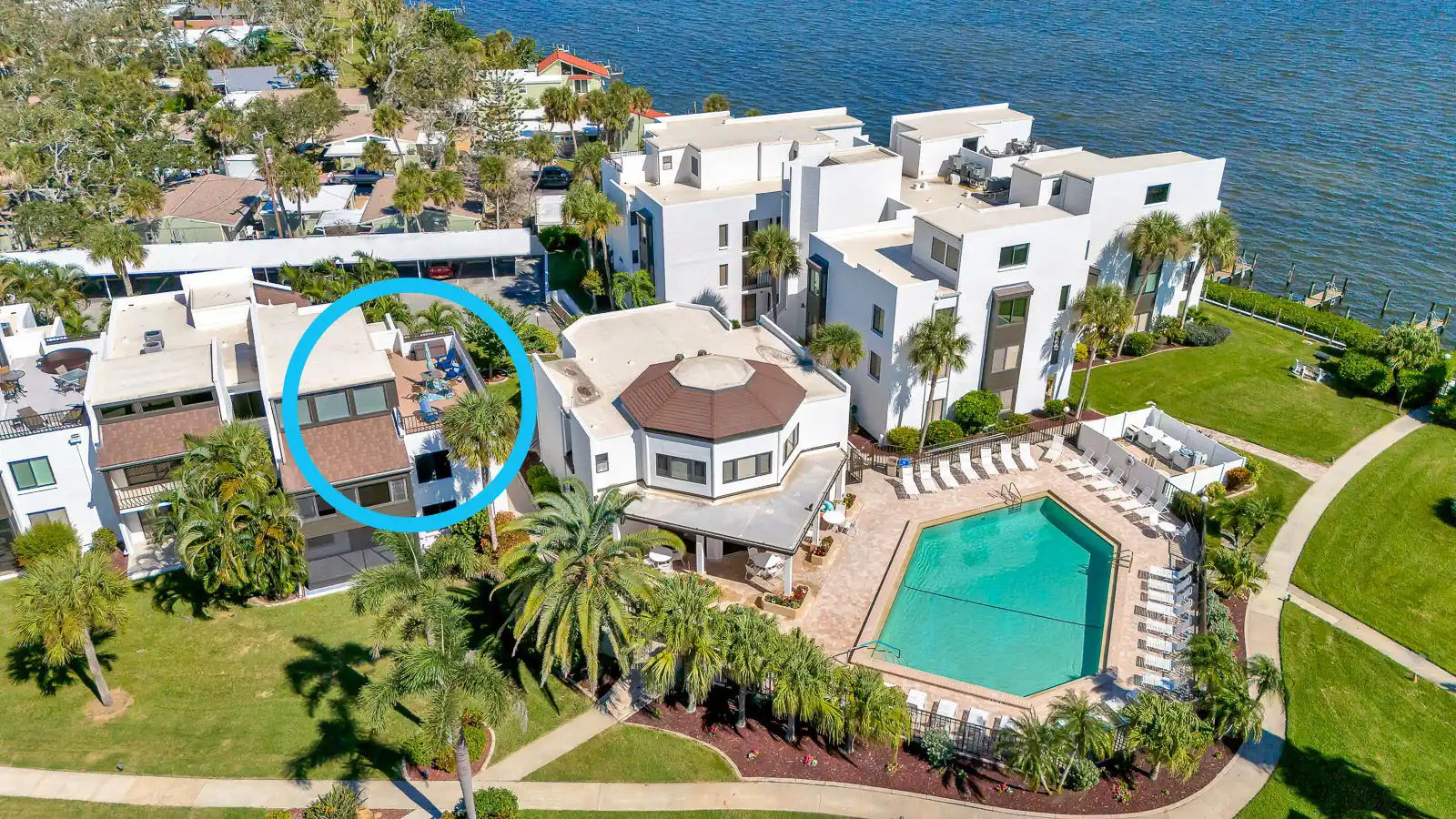 Tamarind 3BR Loft – Beach Vibes & Bay Views