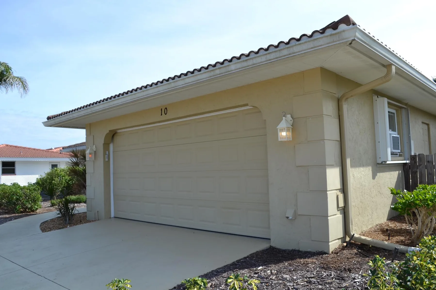 Pool Home Near Manasota Key - Shark Tooth Hunting
