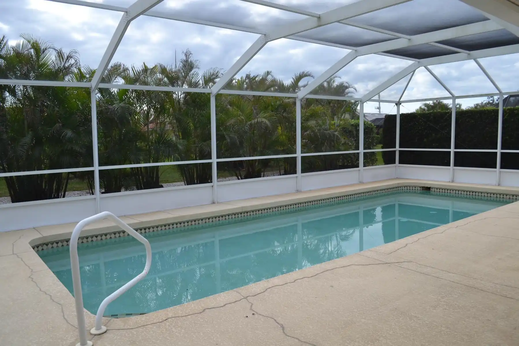 Pool Home Near Manasota Key - Shark Tooth Hunting