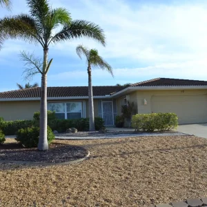 Pool Home Near Manasota Key - Shark Tooth Hunting