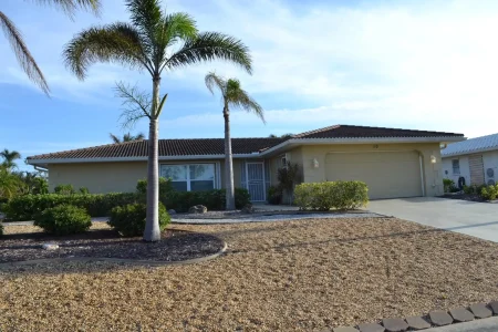 Pool Home Near Manasota Key - Shark Tooth Hunting