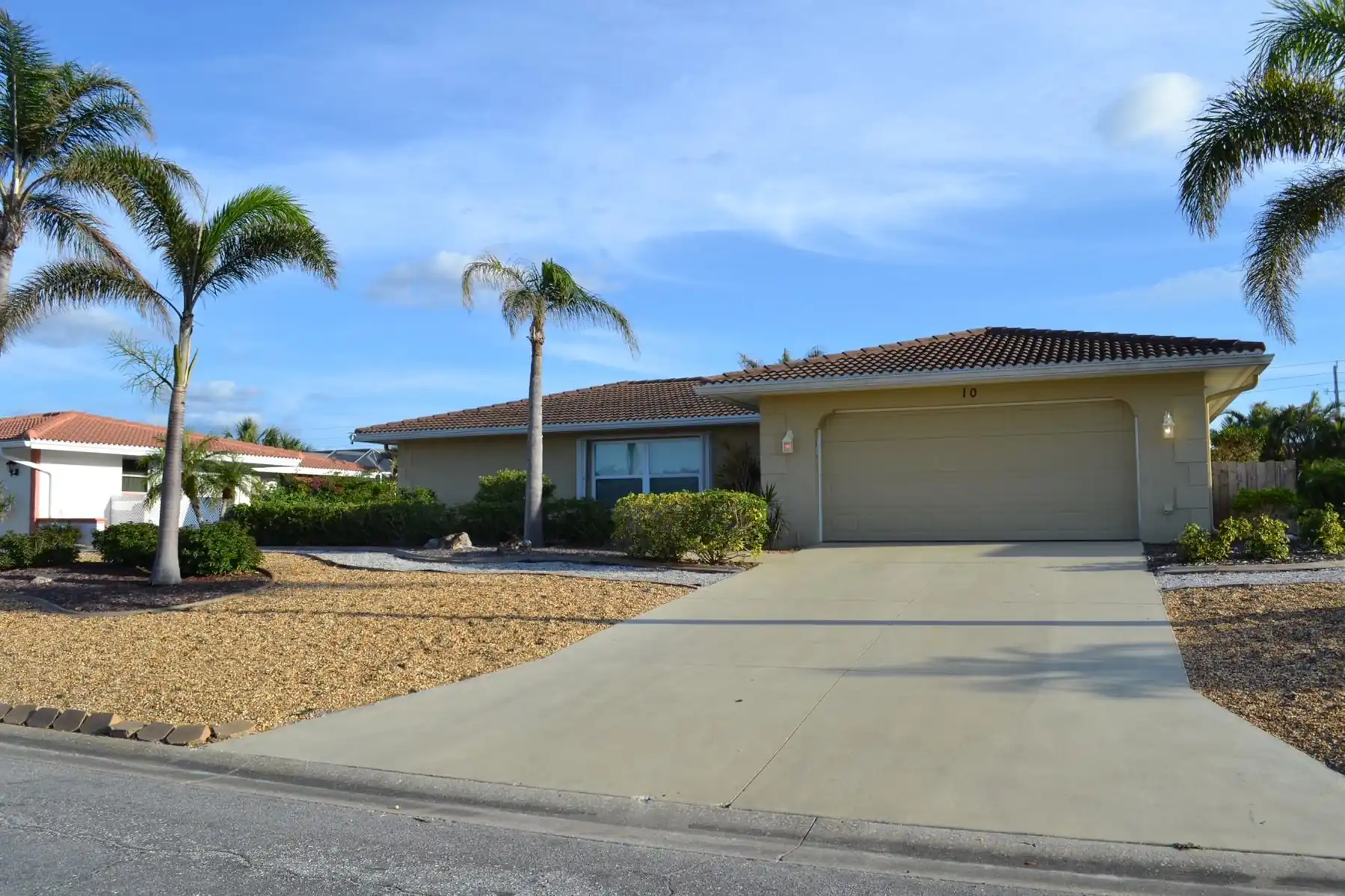 Pool Home Near Manasota Key - Shark Tooth Hunting