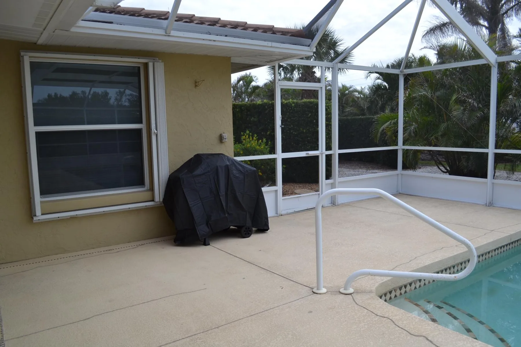 Pool Home Near Manasota Key - Shark Tooth Hunting