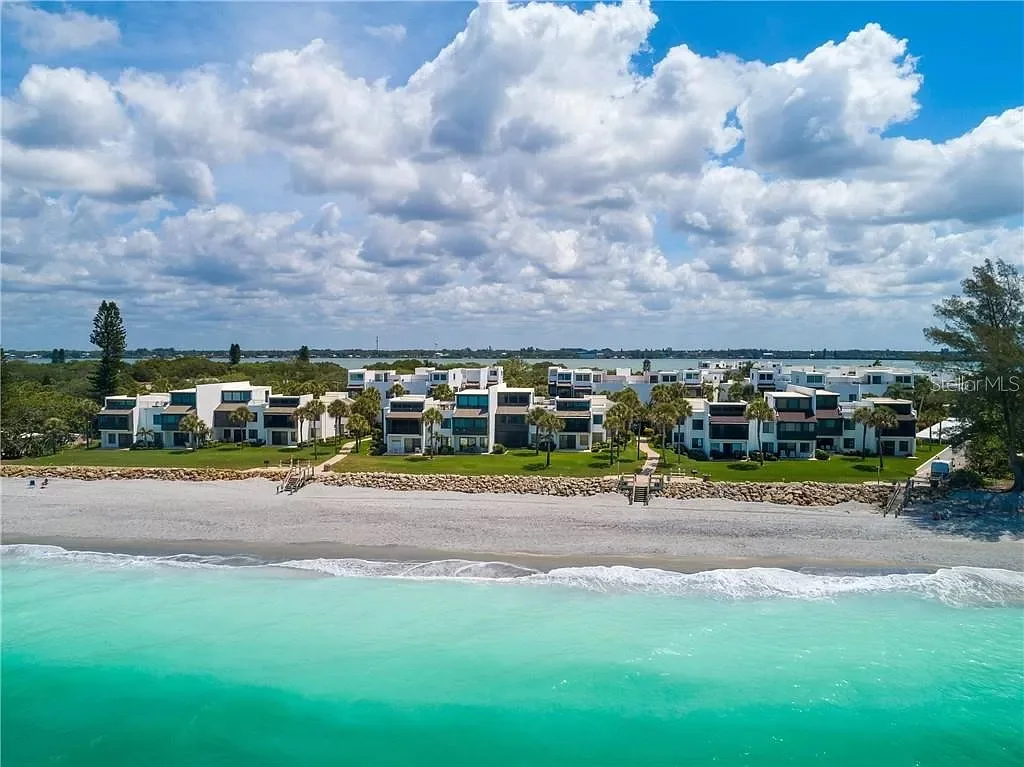 Tamarind Escape – Poolside Views & Bay Breeze