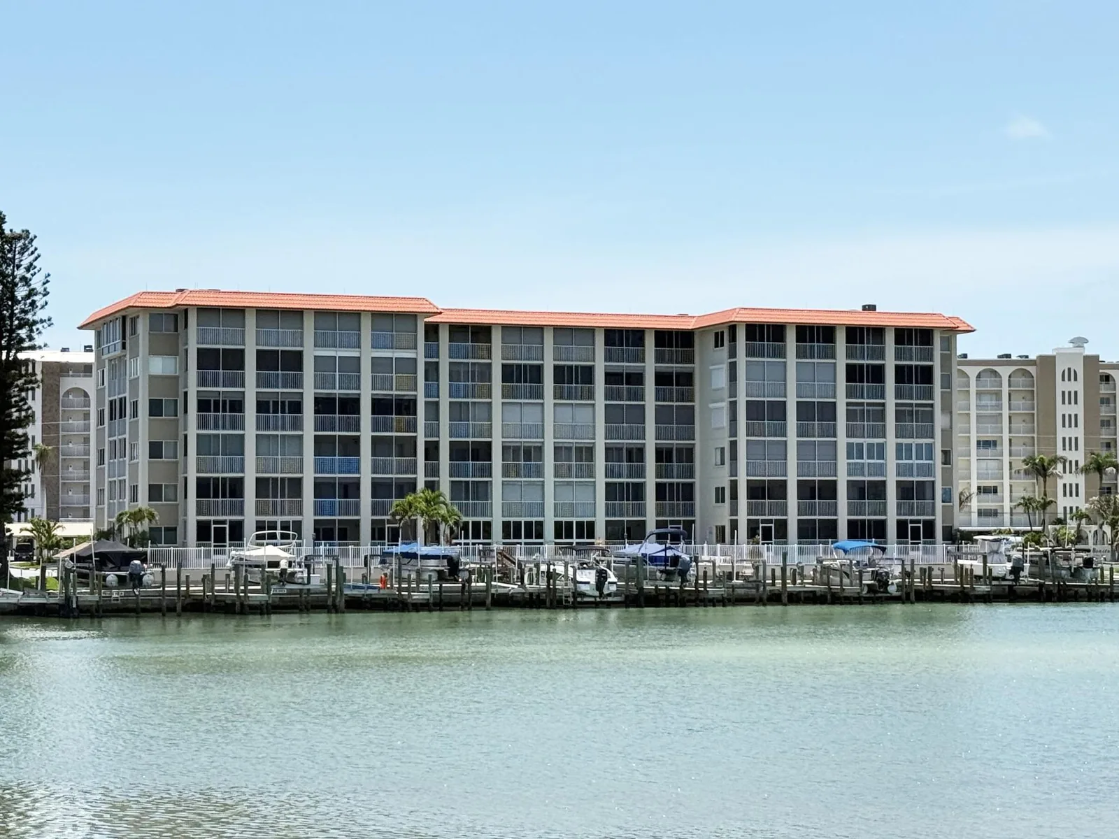 2BR - Dolphins & Bay Views Just Steps to Beach