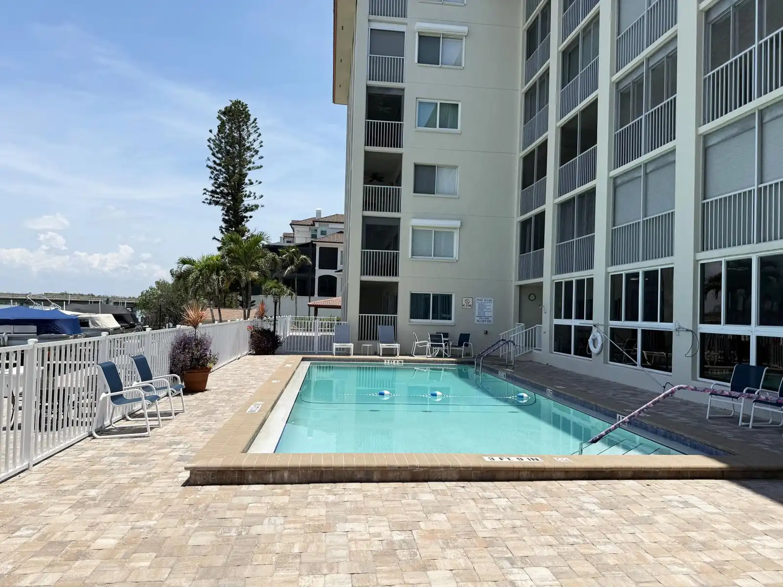 2BR - Dolphins & Bay Views Just Steps to Beach
