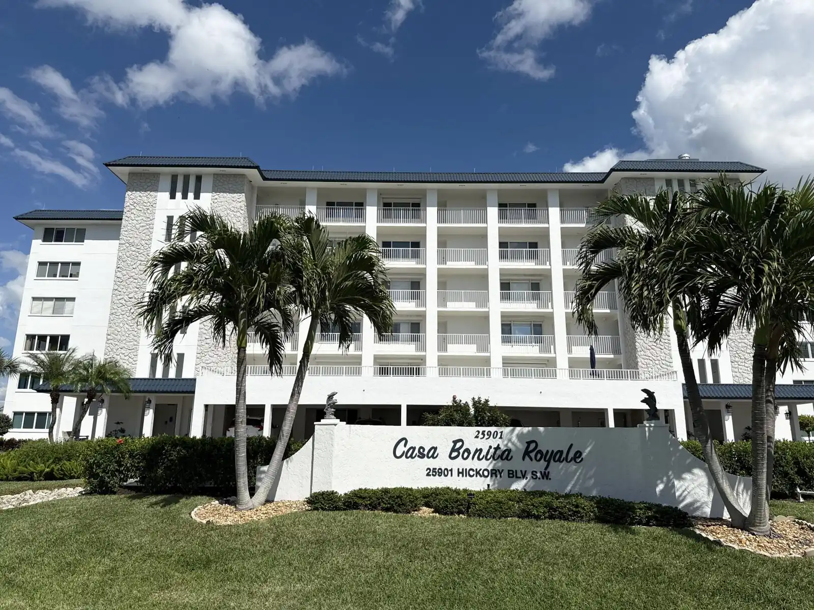 2BR - Dolphins & Bay Views Just Steps to Beach