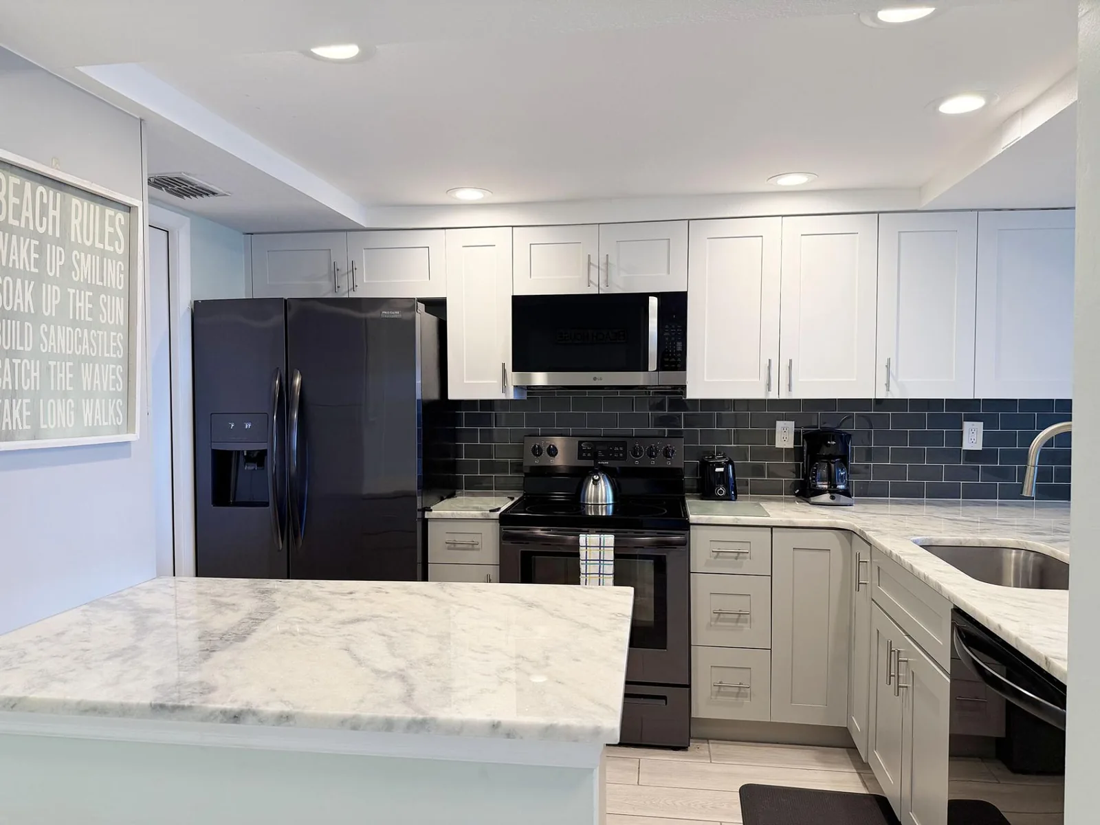 2BR - Dolphins & Bay Views Just Steps to Beach