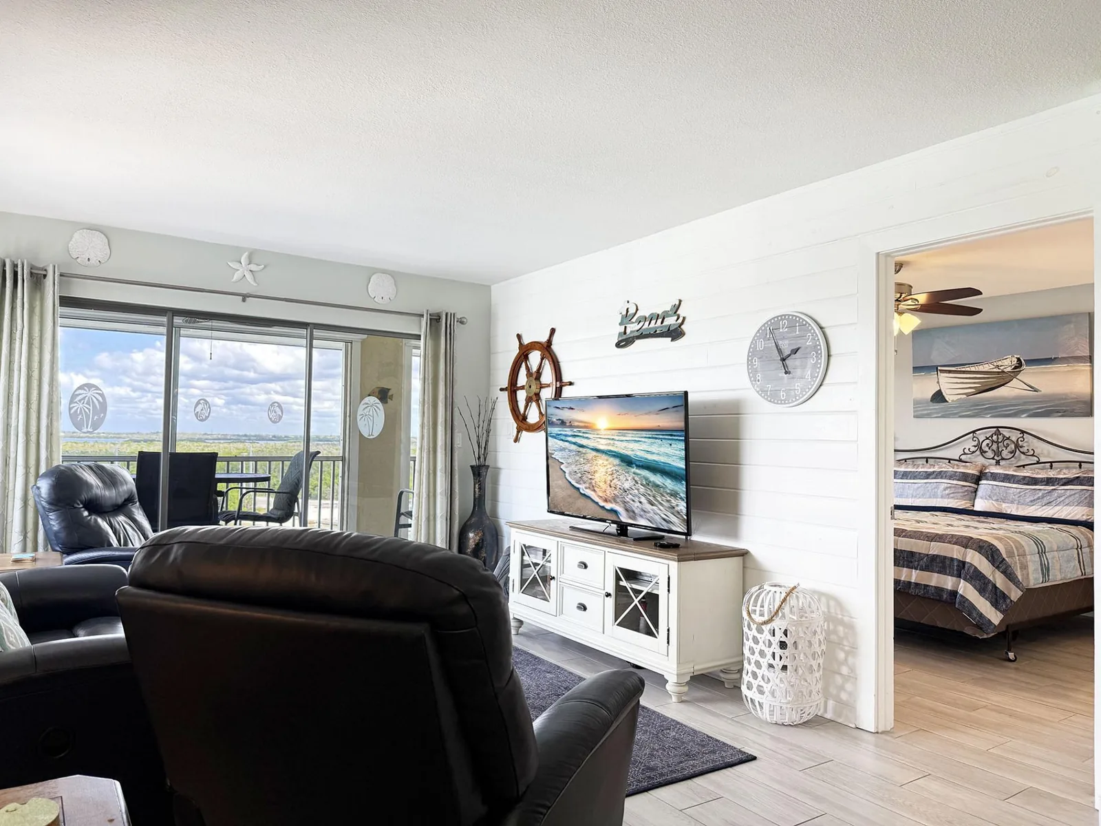2BR - Dolphins & Bay Views Just Steps to Beach