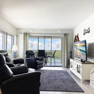 2BR - Dolphins & Bay Views Just Steps to Beach