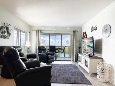 2BR - Dolphins & Bay Views Just Steps to Beach