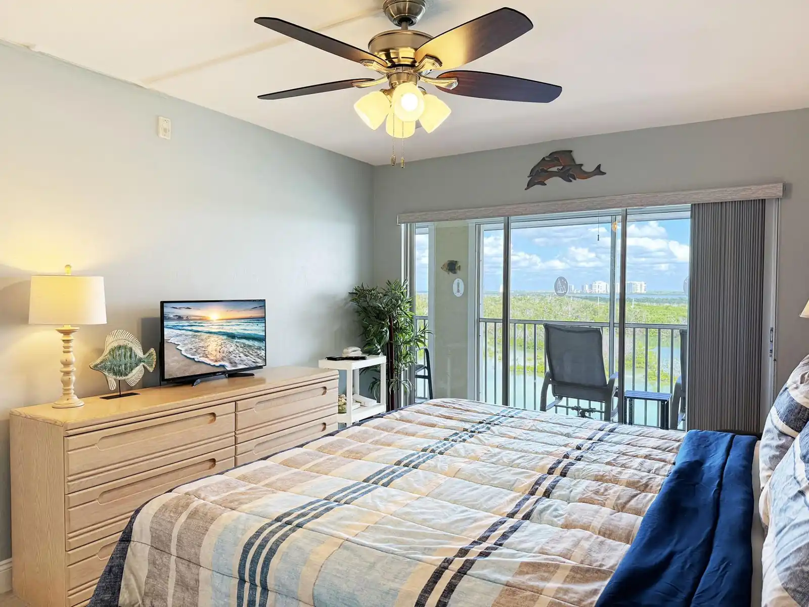 2BR - Dolphins & Bay Views Just Steps to Beach