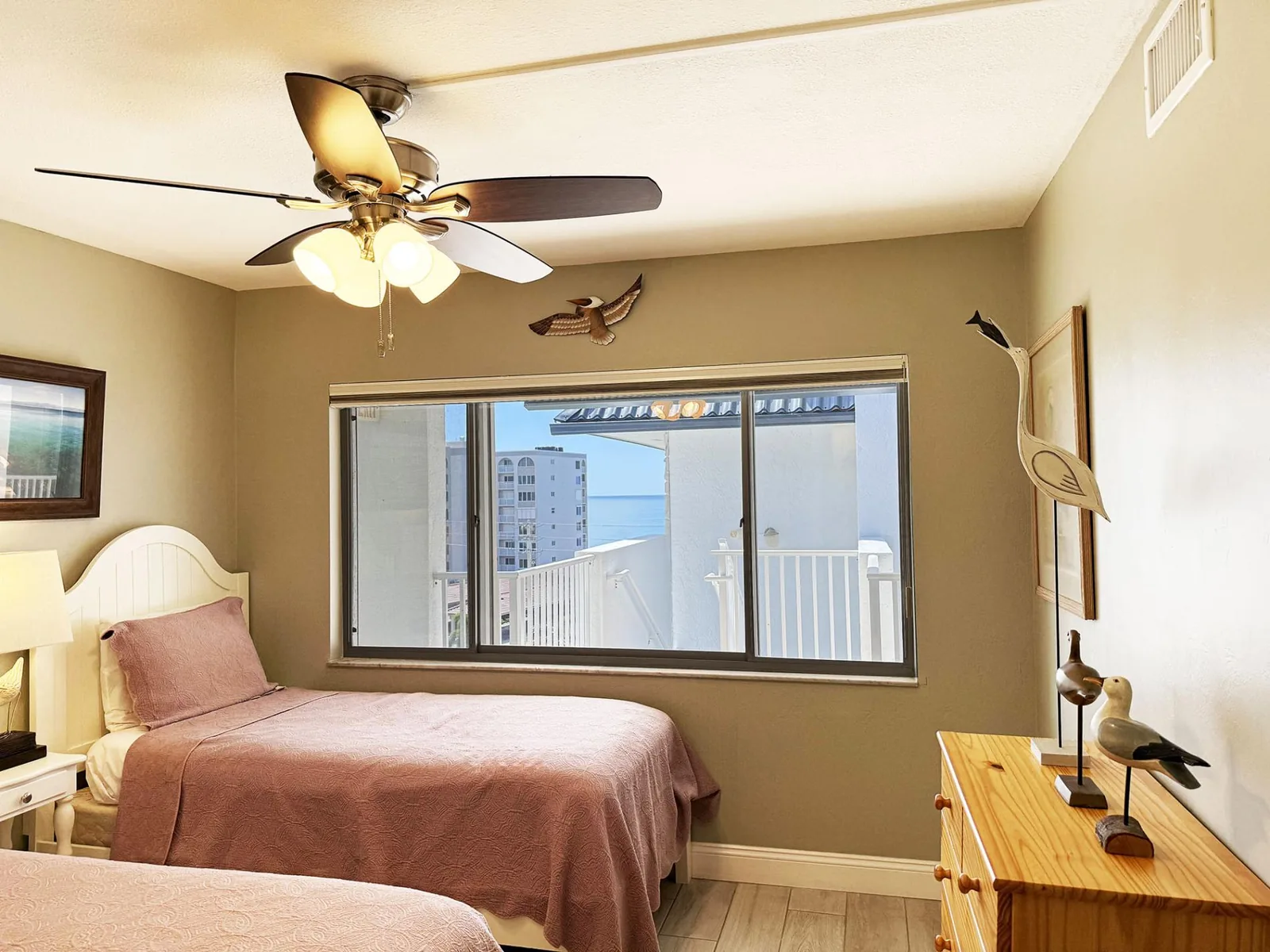 2BR - Dolphins & Bay Views Just Steps to Beach