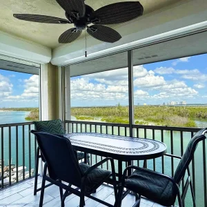 2BR - Dolphins & Bay Views Just Steps to Beach