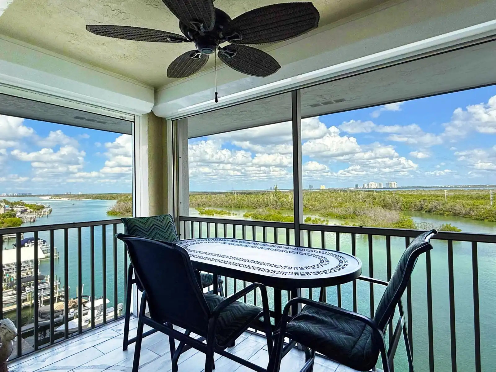 2BR - Dolphins & Bay Views Just Steps to Beach