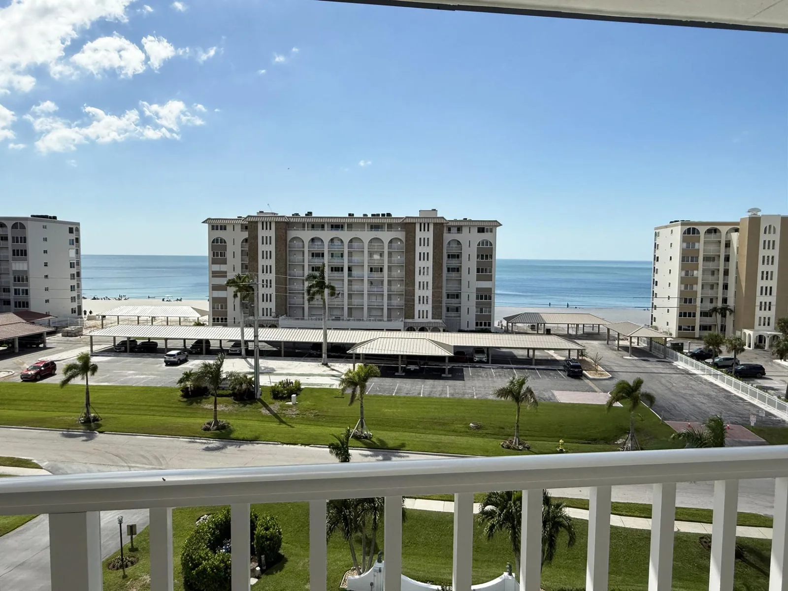 2BR - Dolphins & Bay Views Just Steps to Beach