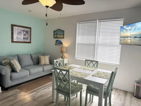 Venice Villas 1BR – Beachside Pool Escape