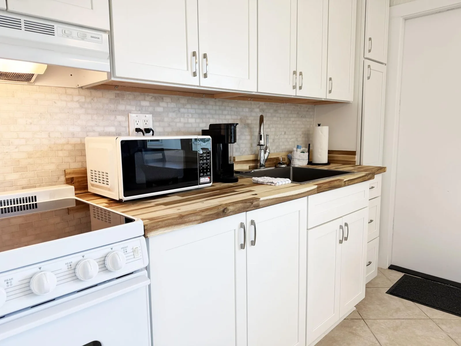 Venice Villas Studio – Walk-Out Poolside