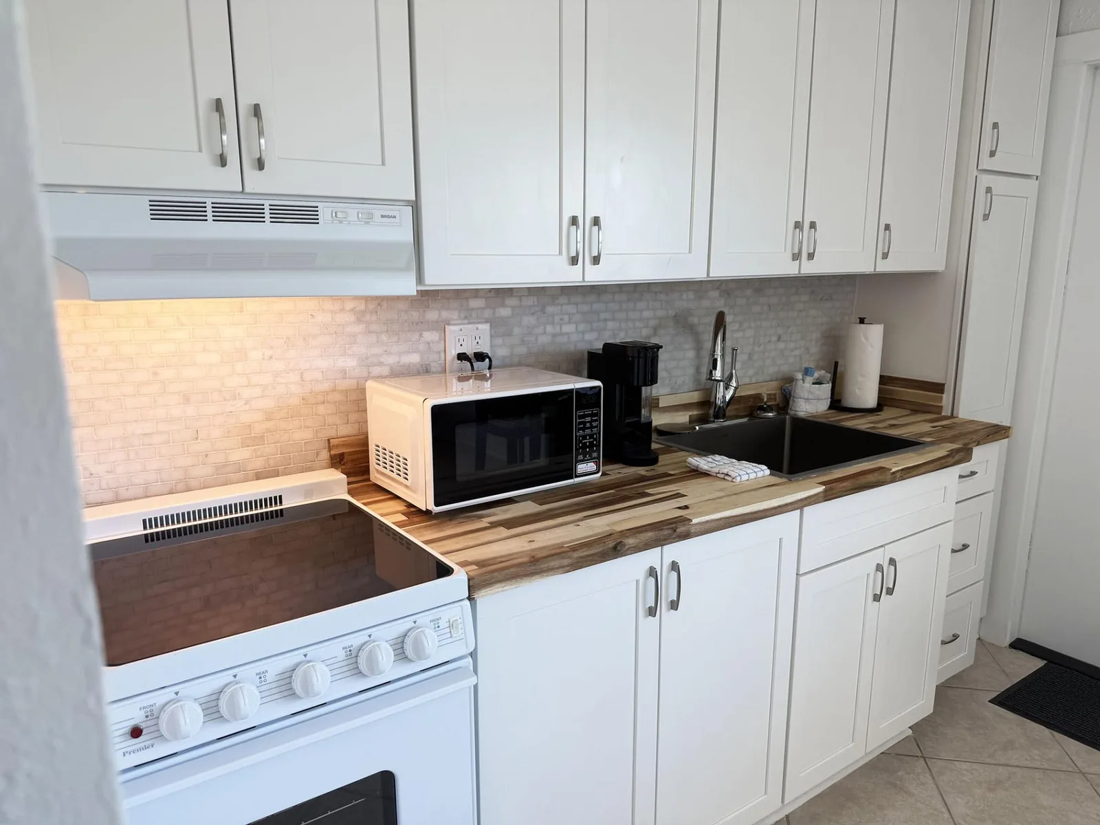 Venice Villas Studio – Walk-Out Poolside
